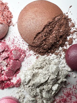 Chcete podtrhnout krásu svých očí, vykouzlit opálení na tvářích, nebo pleť rozjasnit? ✨Se Schminkou to zvládne i úplný...