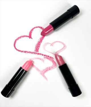 Věděli jste, že v roce 1770 britský parlament údajně zvažoval zákon, podle kterého by žena, jež „svede“ muže rtěnkou nebo...