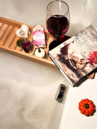 Podzimní večery jsou naše oblíbené🍂. Horká vana, šumivka, mýdlo s aktivním uhlím a vonná svíčka. K tomu už jen oblíbená...