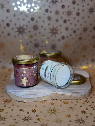 Další tip na dáreček pod 🎄? Ty nejvoňavější svíčky. Jablíčko se skořicí, perník, hruška s vanilkou a další úžasné vůně...