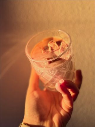 Ne, tohle není karamelové pitíčko🧋, ale naše nová sójová svíčka ✨SLANÝ KARAMEL✨. Voní sladce, je to jako procházka do ráje...