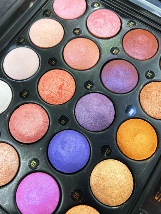 Barvičky 🟣⚪️🟠 Kterou barvu stínů nosíte nejraději? #eyeshadow #colours #ceskaznacka #beauty