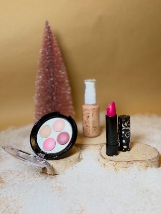 Další vánoční tip 🎄 Paletka očních stínů Tónujicí krém Rtěnka Který bude ten Váš? ✨🩷 #darek #darekprozenu #vanocnidarek...