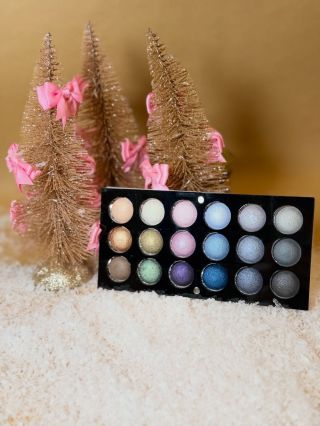 Věděli jste, že si u Schminky můžete udělat vlastní paletku? Vyberete své nejoblíbenější barvy a tvoříte podle sebe ✨....